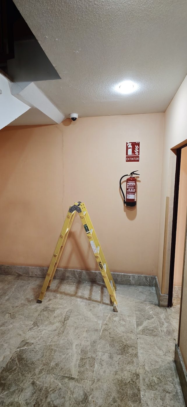 Extintor y señalización PCI en una instalación AGR