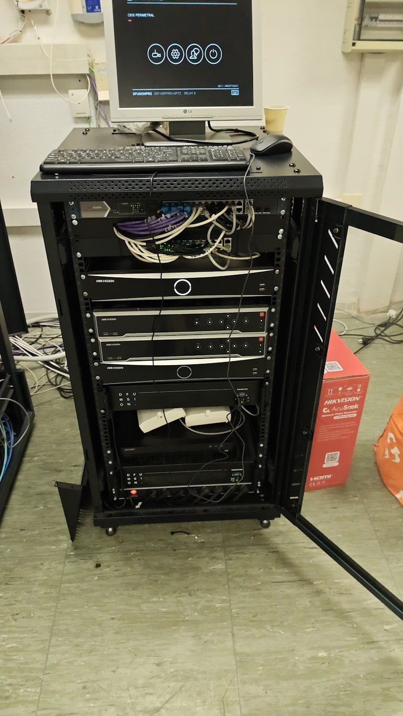 Rack de telecomunicaciones en una instalación AGR